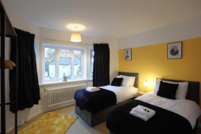 Charming Stonehouse - Prime Location, Free Parking & Maximum Comfort